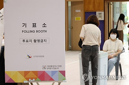 제 21대 대통령 선거일인 3일 대전 서구 월평 초등학교에 마련된 월평1동 제1투표소에서 한 시민이 투표용지를 투표함에 넣고 있다. [연합뉴스]